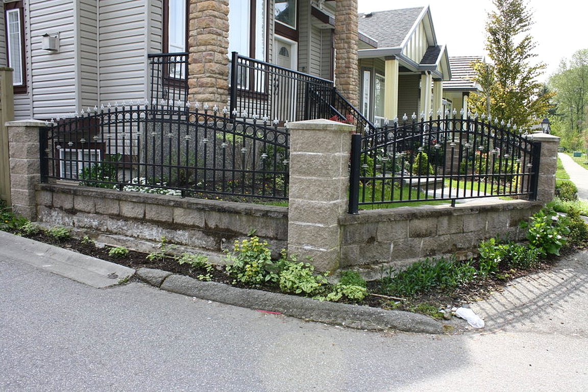 Pagar Besi Dengan Batu Alam Kokoh