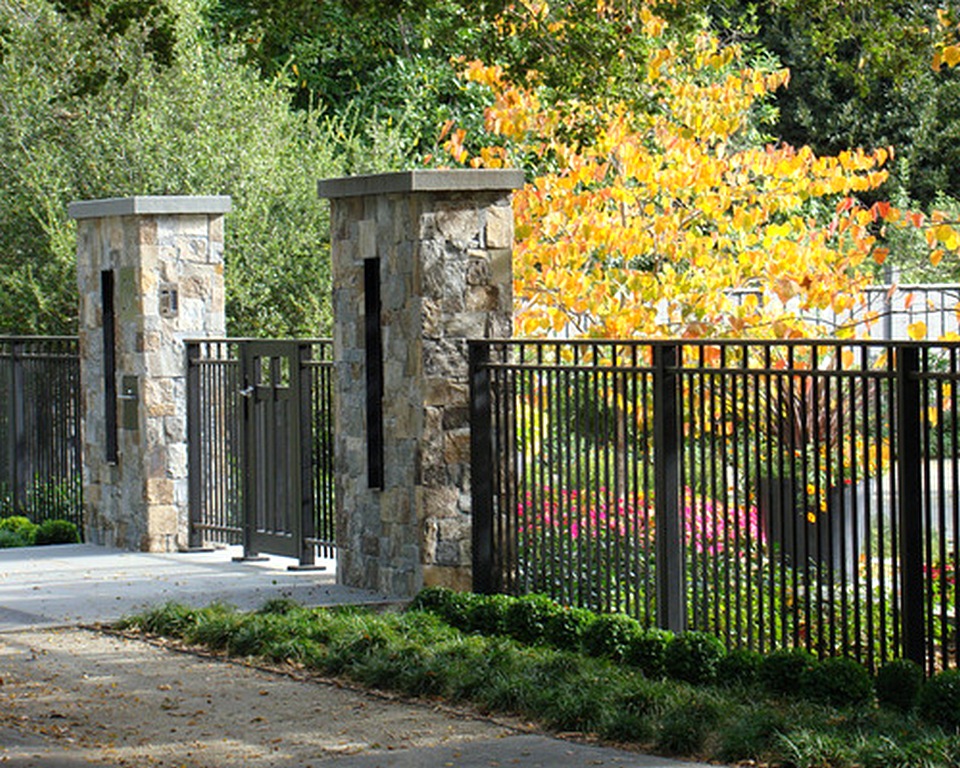 Pagar Besi Dengan Batu Alam