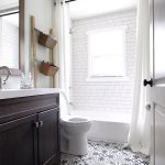 Desain Kamar Mandi Minimalis Kecil Mungil Dengan Keramik Yang Lagi Ngetren