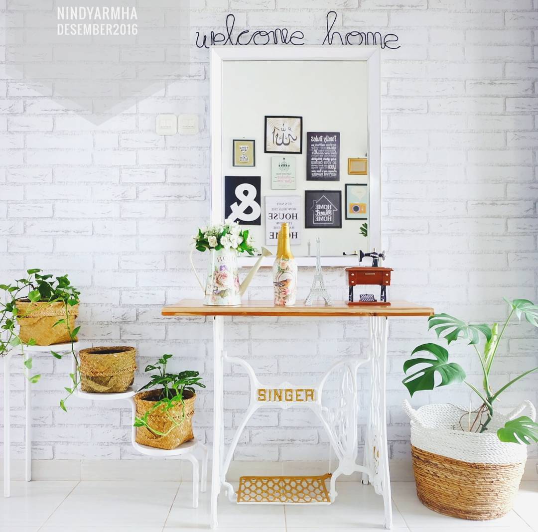 Model Dekorasi Ruang Tamu Bertema Islami Dengan Pot Bunga Cantik