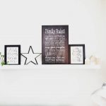 Ruang Tamu Dengan Dekorasi Hiasan Dinding Bermotif Islami