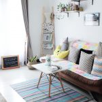 Dekorasi Ruang Tamu Dengan Tempat Koran Yang Unik