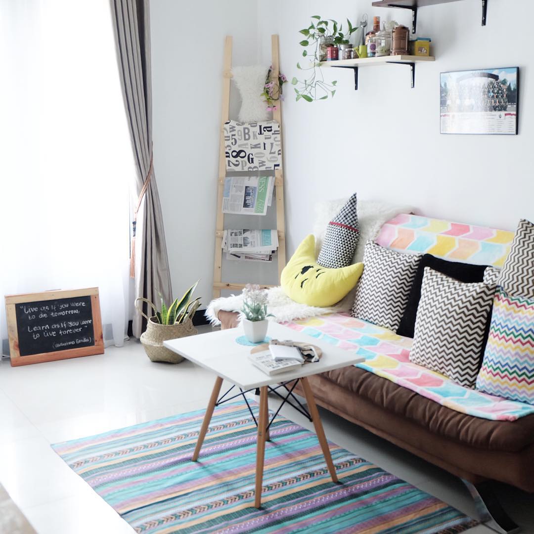 Dekorasi Ruang Tamu Dengan Tempat Koran Yang Unik