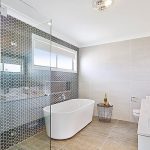 Desain Kamar Mandi Hotel Mewah Dengan Keramik Dinding Kamar Mandi Yang Unik Berbentik Hexagonal