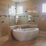 Kamar Mandi Hotel Mewah Dengan Bak Rendam Kamar Mandi Yang Cantik Serta Keramik Motif Marmer