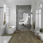 Kamar Mandi Hotel Minimalis Dengan Lantai Bermotif Kayu Dan Keramik Dinding Bermotif Terbaru