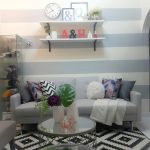 Rak Dinding Ruang Tamu Minimalis Dengan Karpet Cantik