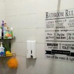 Dekorasi Dinding Kamar Mandi Sederhana Menjadi Semakin Keren Dengan Tulisan Bathroom Rules