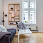 Dekorasi Dinding Ruang Tamu Dengan Rak Dinding Kayu