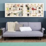 Dekorasi Dinding Ruang Tamu Dengan Rak Dinding Minimalis