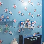 Dekorasi Dinding Ruang Tamu Dengan Wallpaper Dinding Motif Doraemon