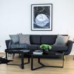 Dekorasi Dinding Ruang Tamu Sederhana Dengan Sofa Minimalis Dan Meja Ruang Tamu Unik