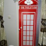 Desain Pintu Kamar Mandi Dengan Wallpaper Telephone